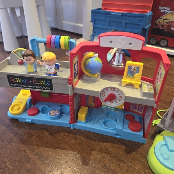Fisher-Price Other - Fisher Price Little People Friendly School